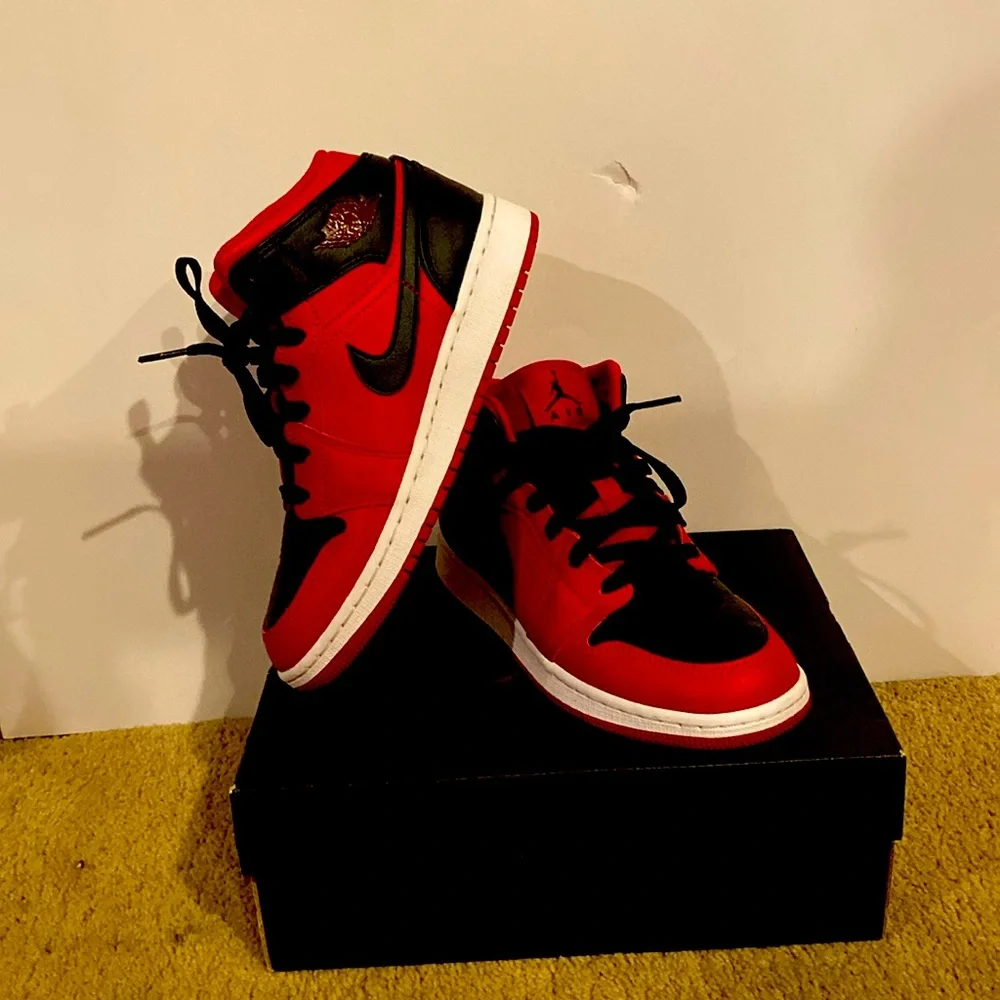 Big kids air jodan 1 mid GS. - Picture 1 of 5